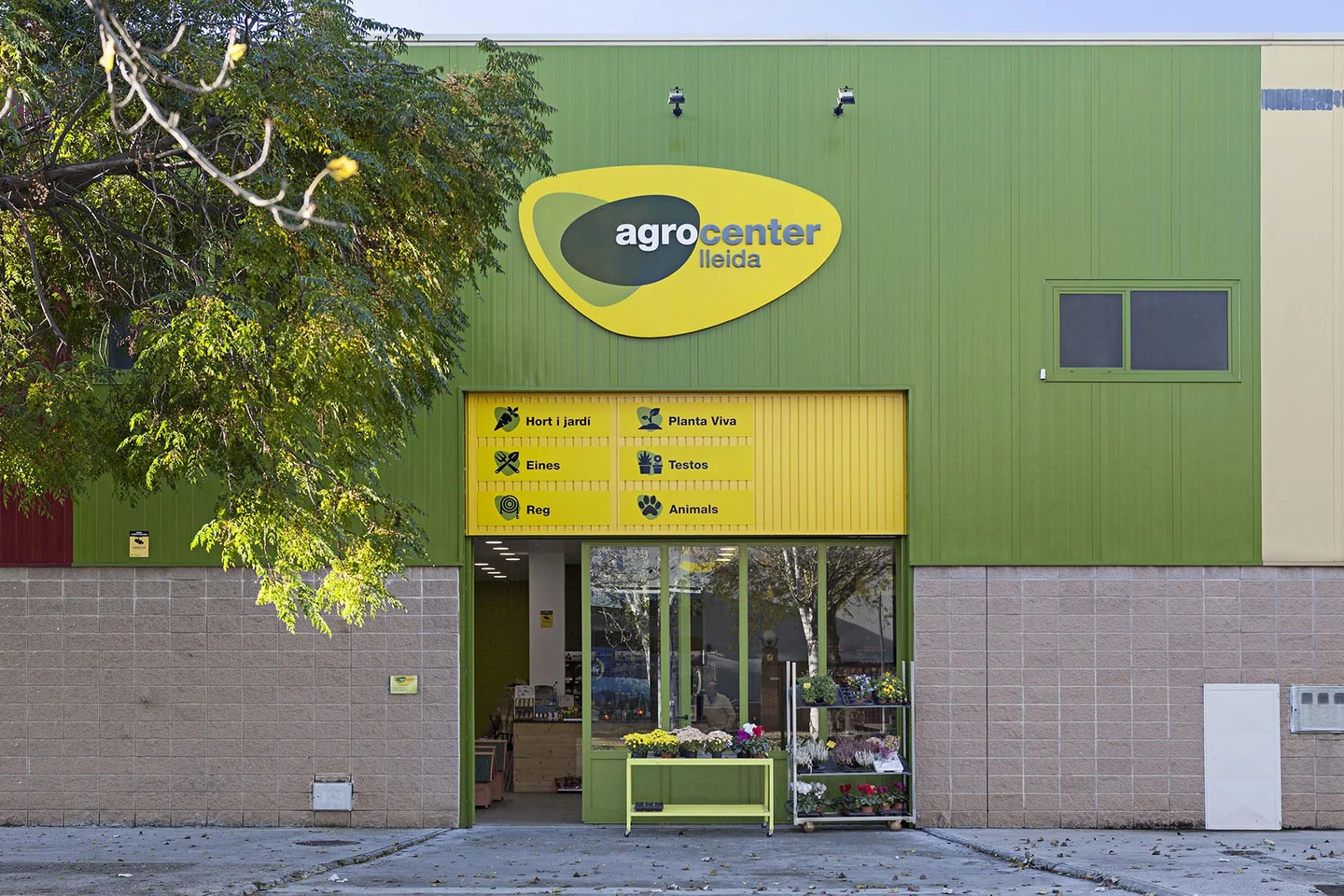 Fachada de AgroCenter Lleida, con su rótulo y entrada.