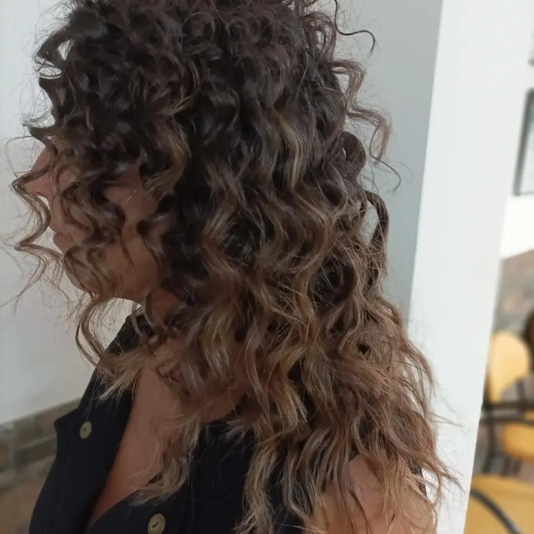 Trabajo de cabello rizado publicado por Perruqueria Pilar Quesada en su perfil.