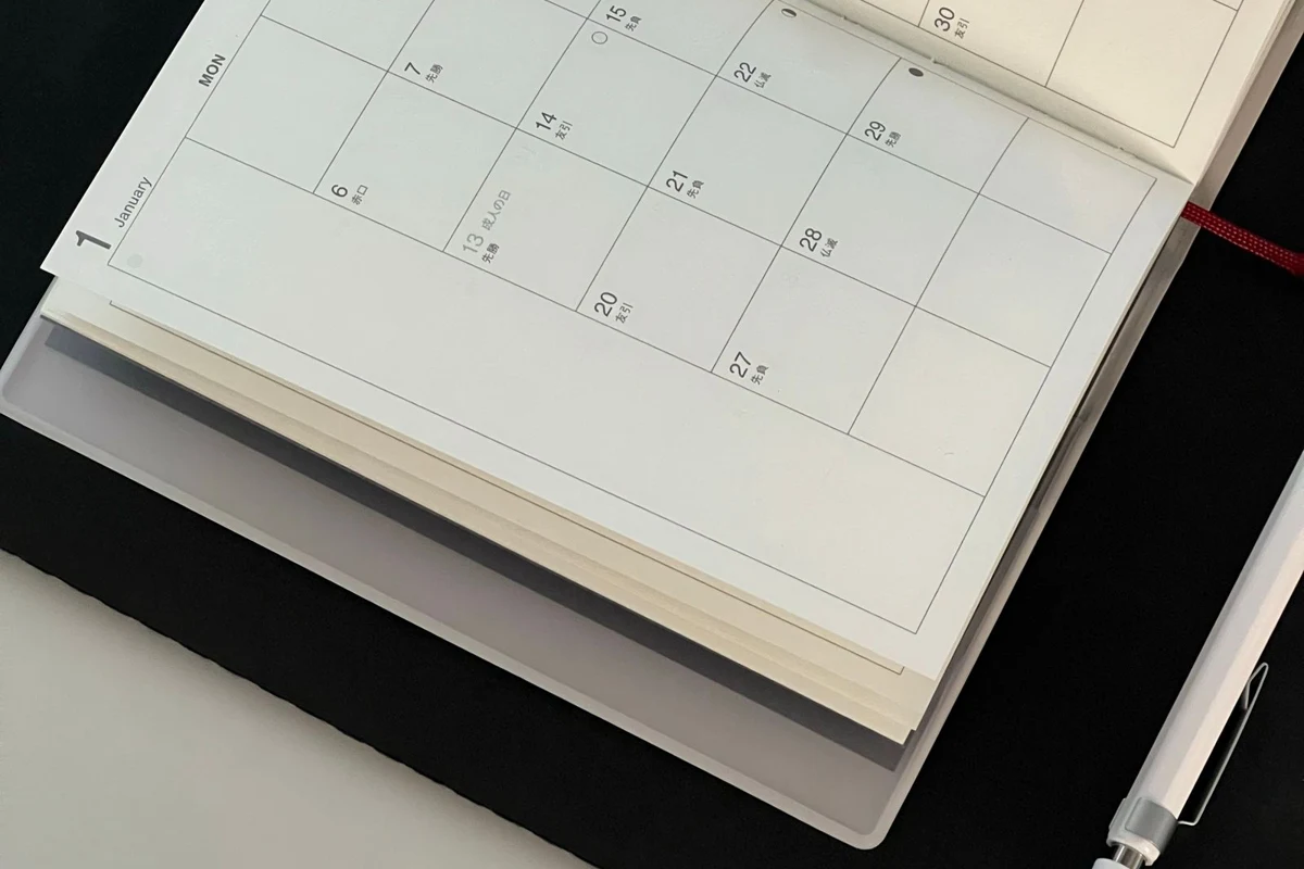 Calendario de papel y cuaderno. Fotografía ilustrativa; el calendario del ejemplo está explicado en la tabla.
