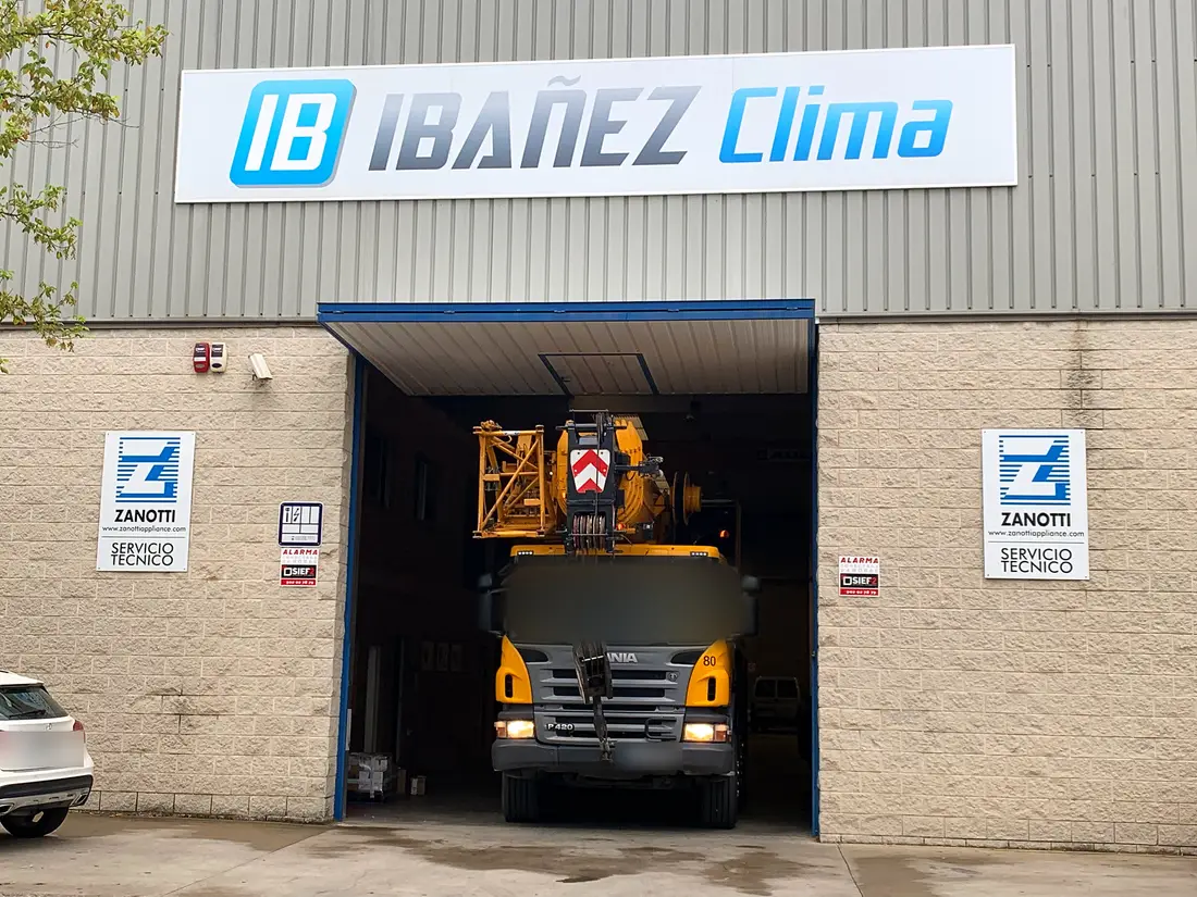 Fachada de la nave de IBAÑEZ CLIMA con el rótulo y un camión en la entrada