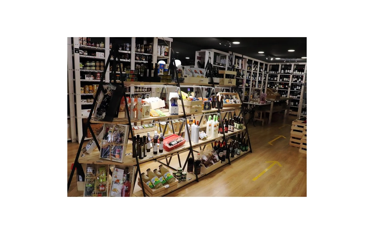 Interior de BO de Shalom, con exposición de vinos y productos