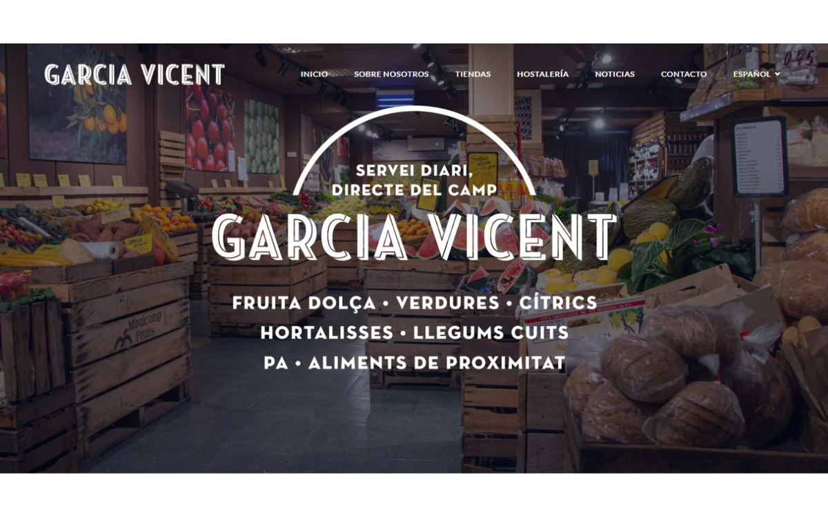 Web de Garcia Vicent Fruits con su marca sobre el interior de una frutería