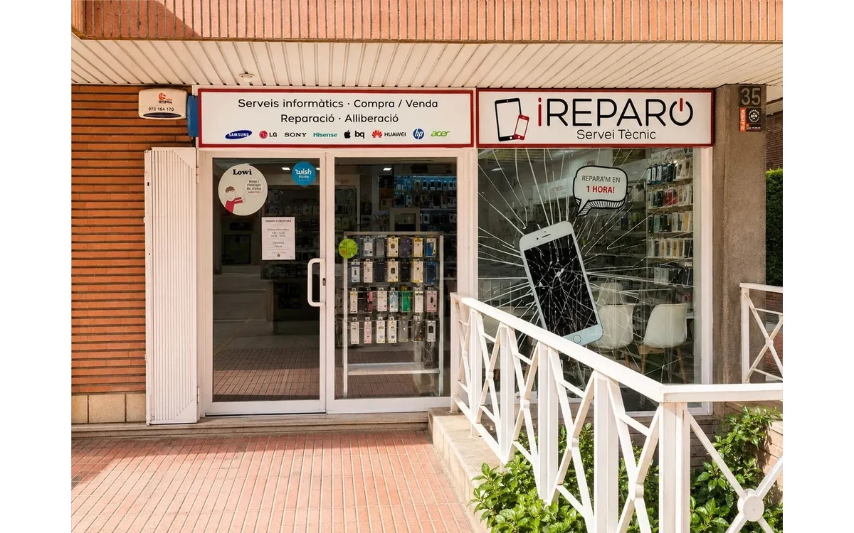 Entrada del establecimiento iReparo en Lleida con su rótulo