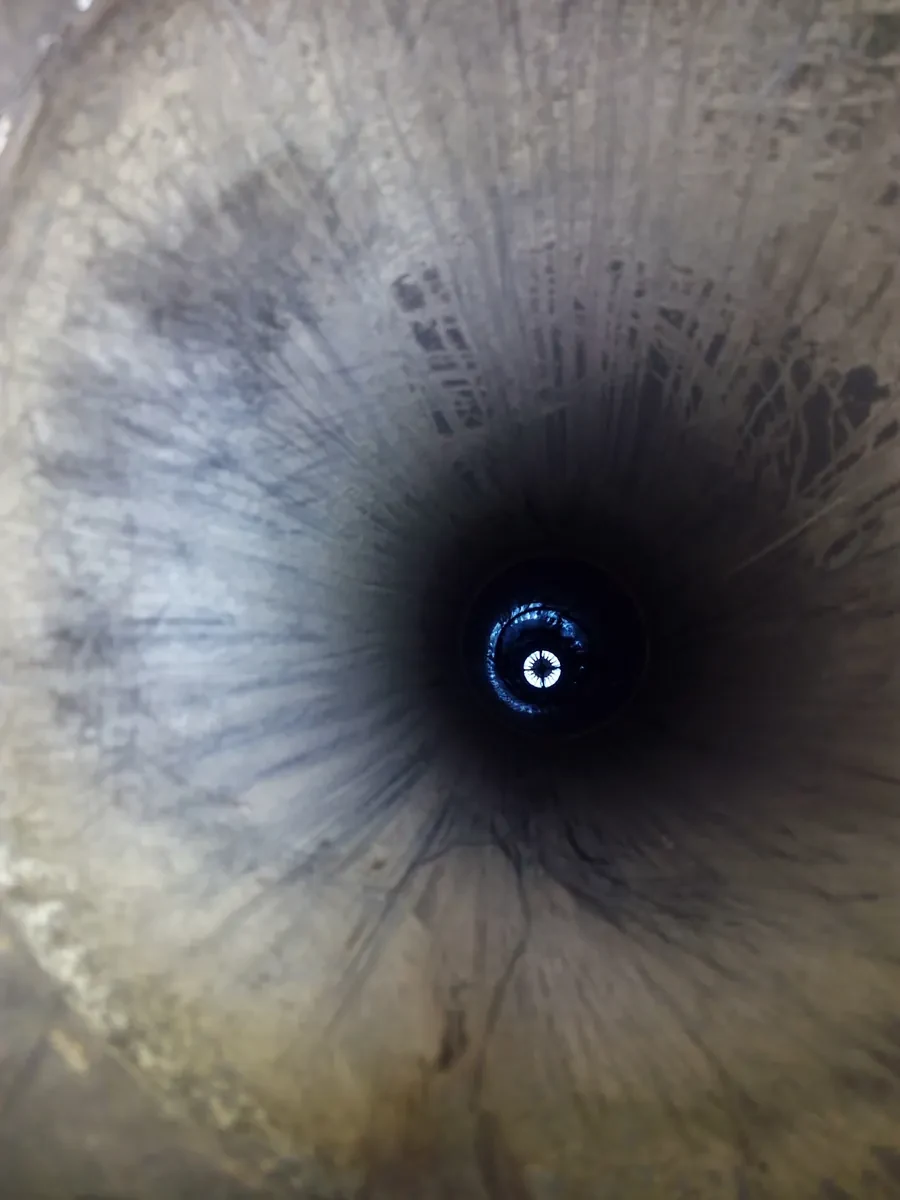Interior de un conducto de chimenea, en una fotografía de la galería de Xemeneies del Pirineu