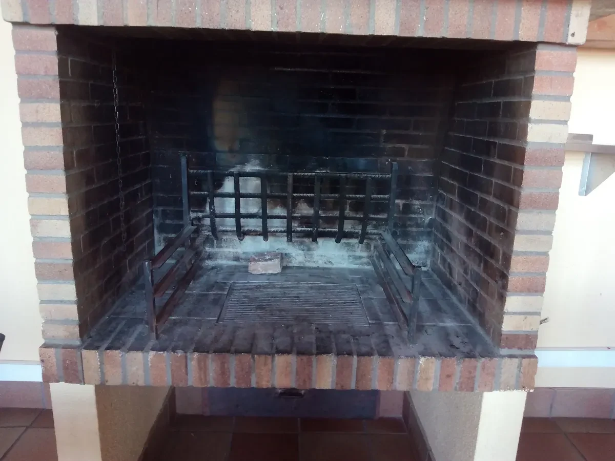 Hogar de ladrillo de una chimenea, fotografiado en la galería de trabajos de Xemeneies del Pirineu
